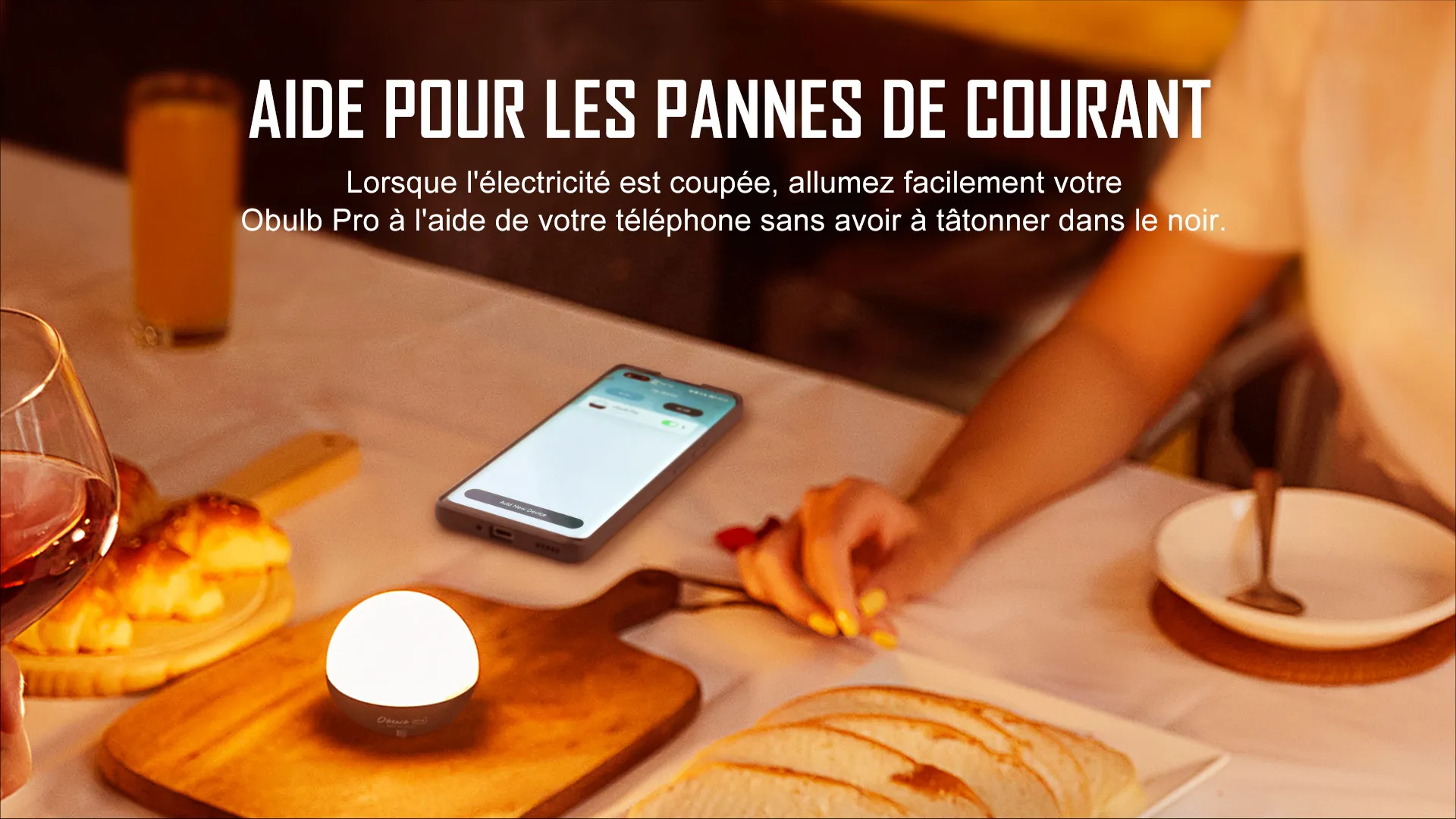 Lampe d'appoint Obulb Pro allum&eacute;e sur une table &agrave; manger via un smartphone lors d'une panne de courant