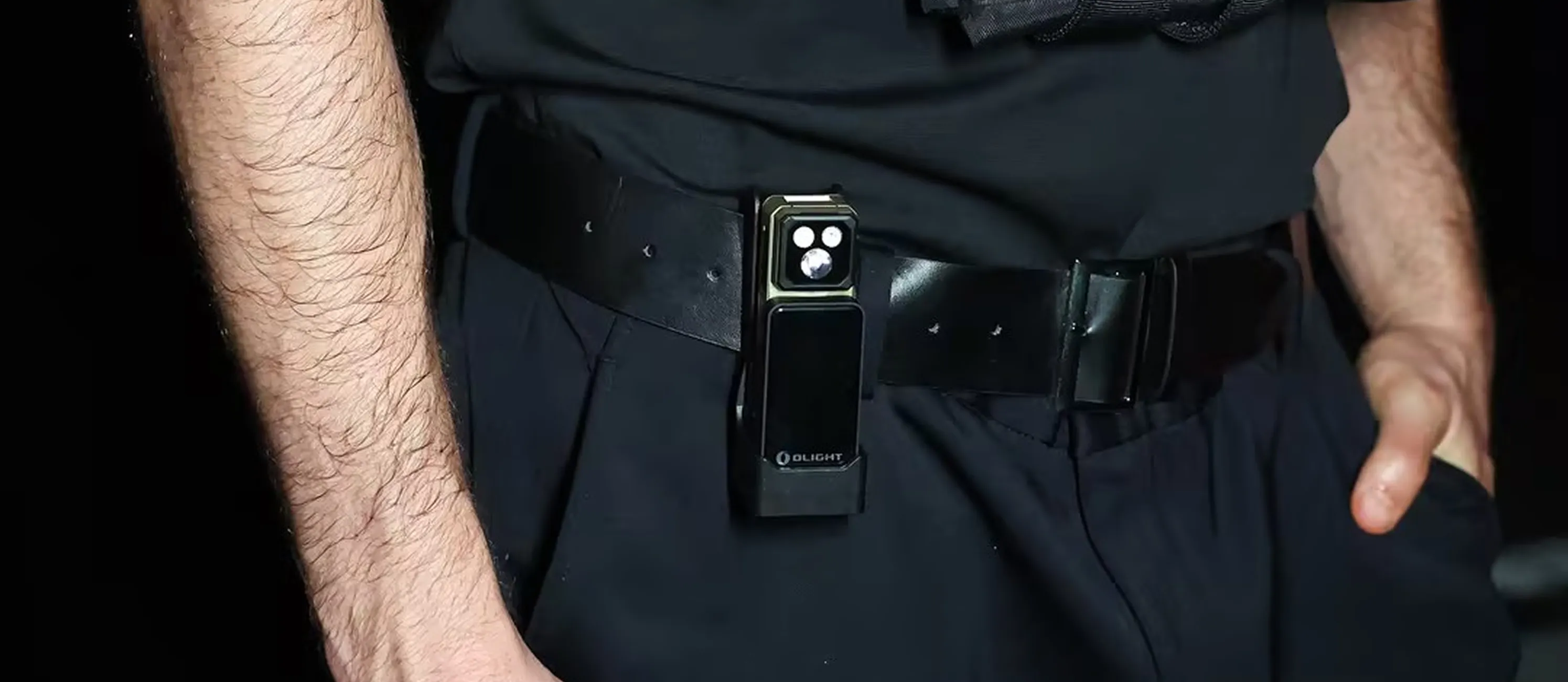 Lampe torche tactique Olight Oclip 2 Ultra compacte fix&eacute;e &agrave; la ceinture