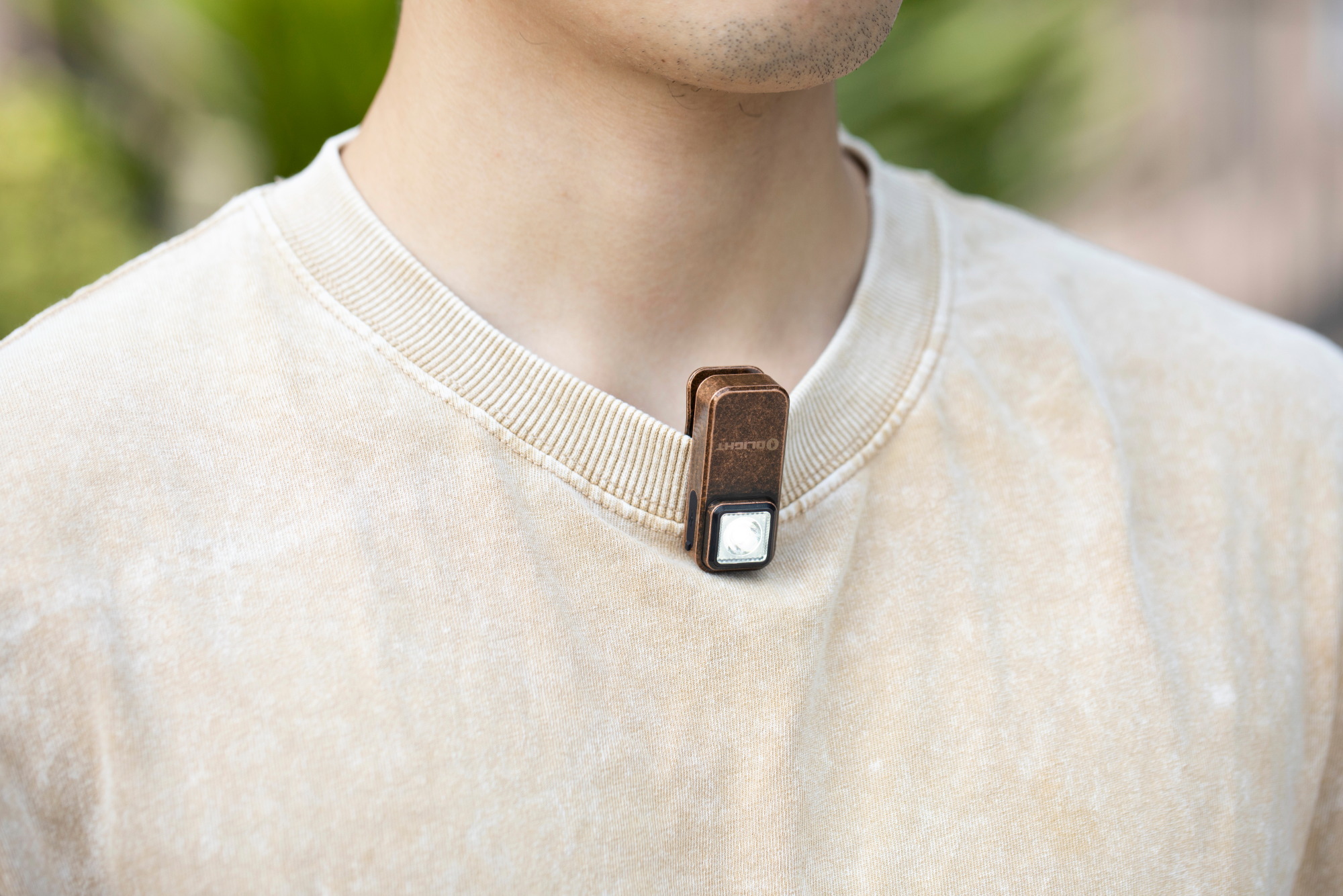 Lampe &agrave; clip compacte Olight Oclip fix&eacute;e au col d'un t-shirt