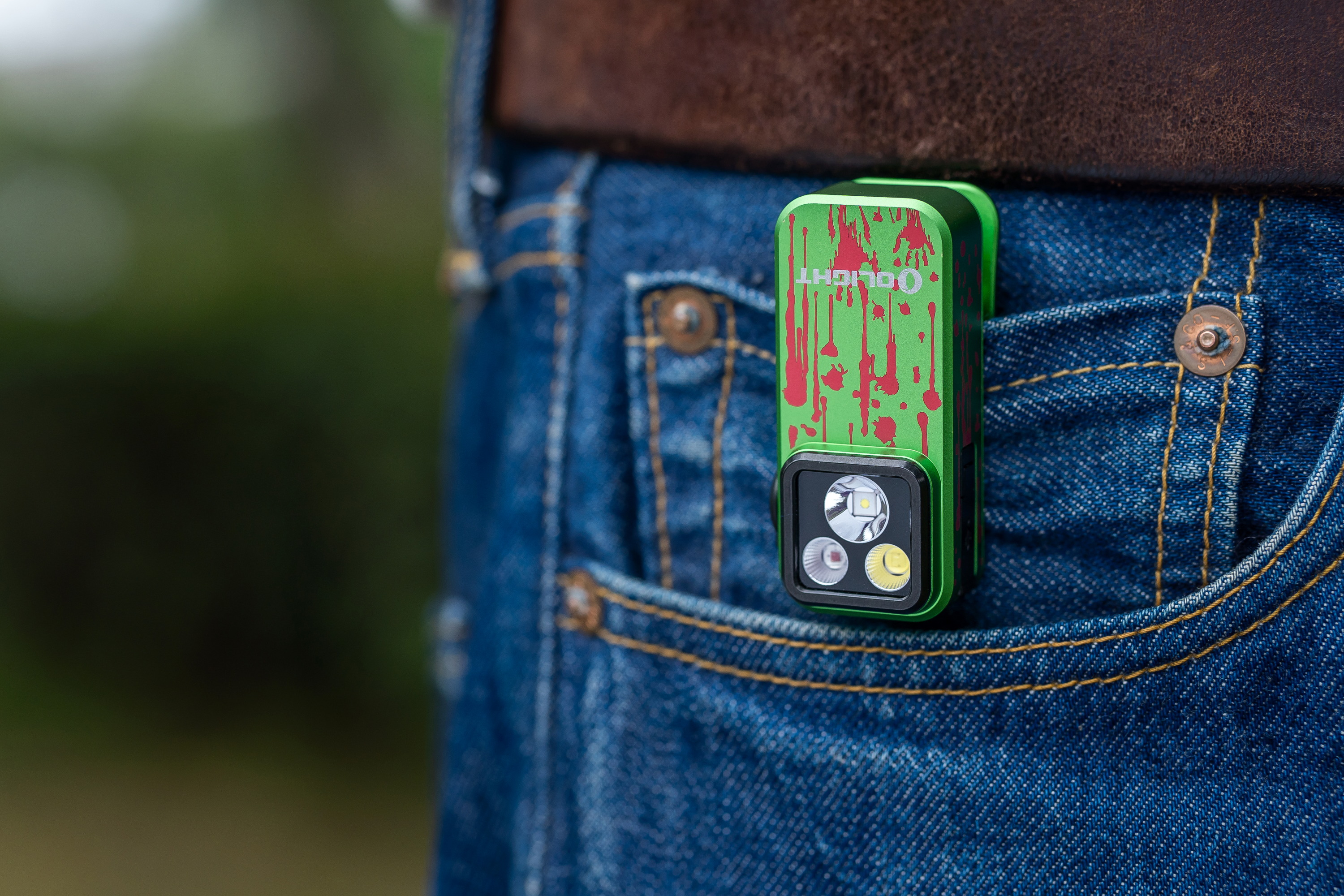 Olight Oclip Pro fix&eacute;e en balise d'appoint
