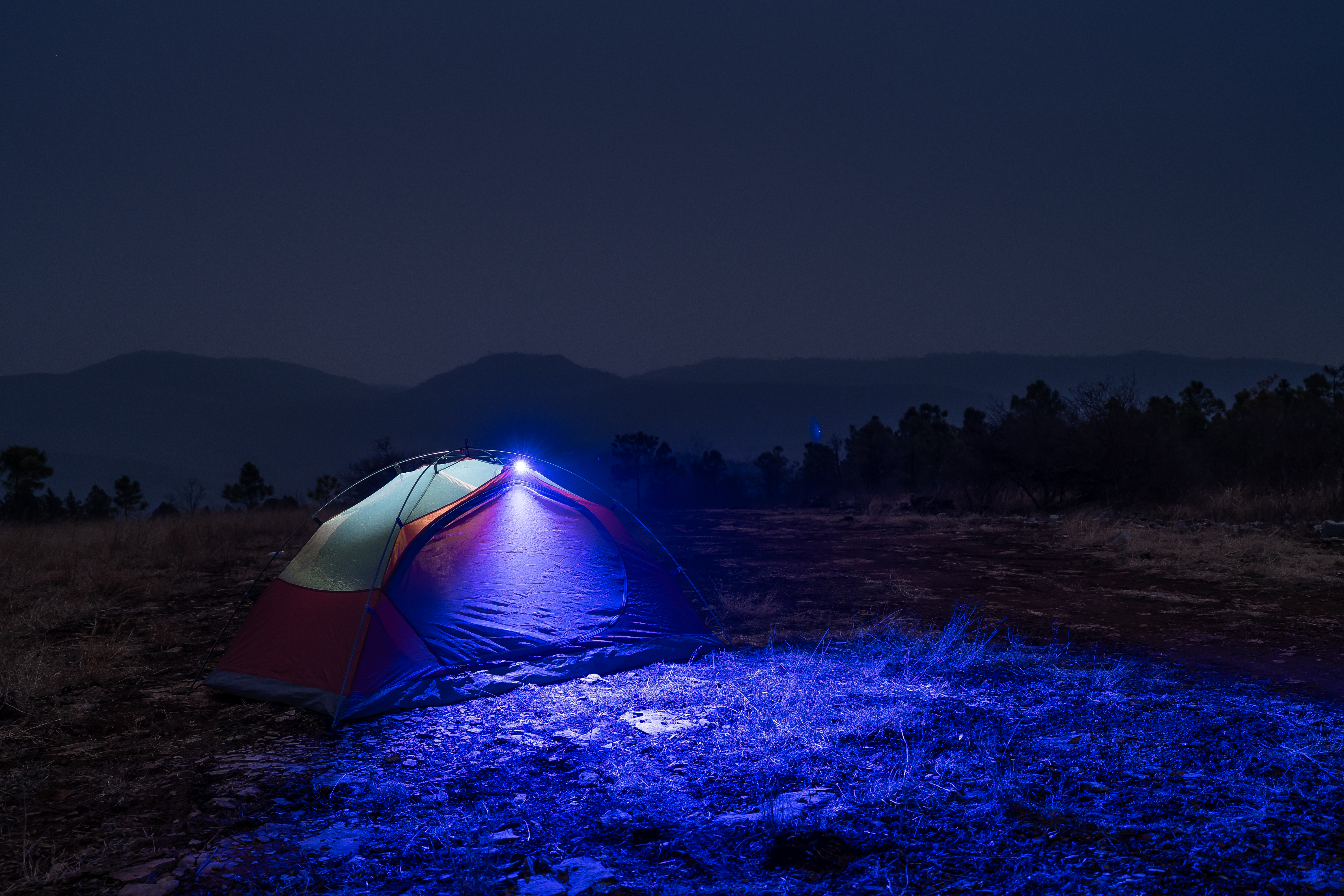 Iluminación ambiental en camping: luz azul para crear una atmósfera relajante en la naturaleza