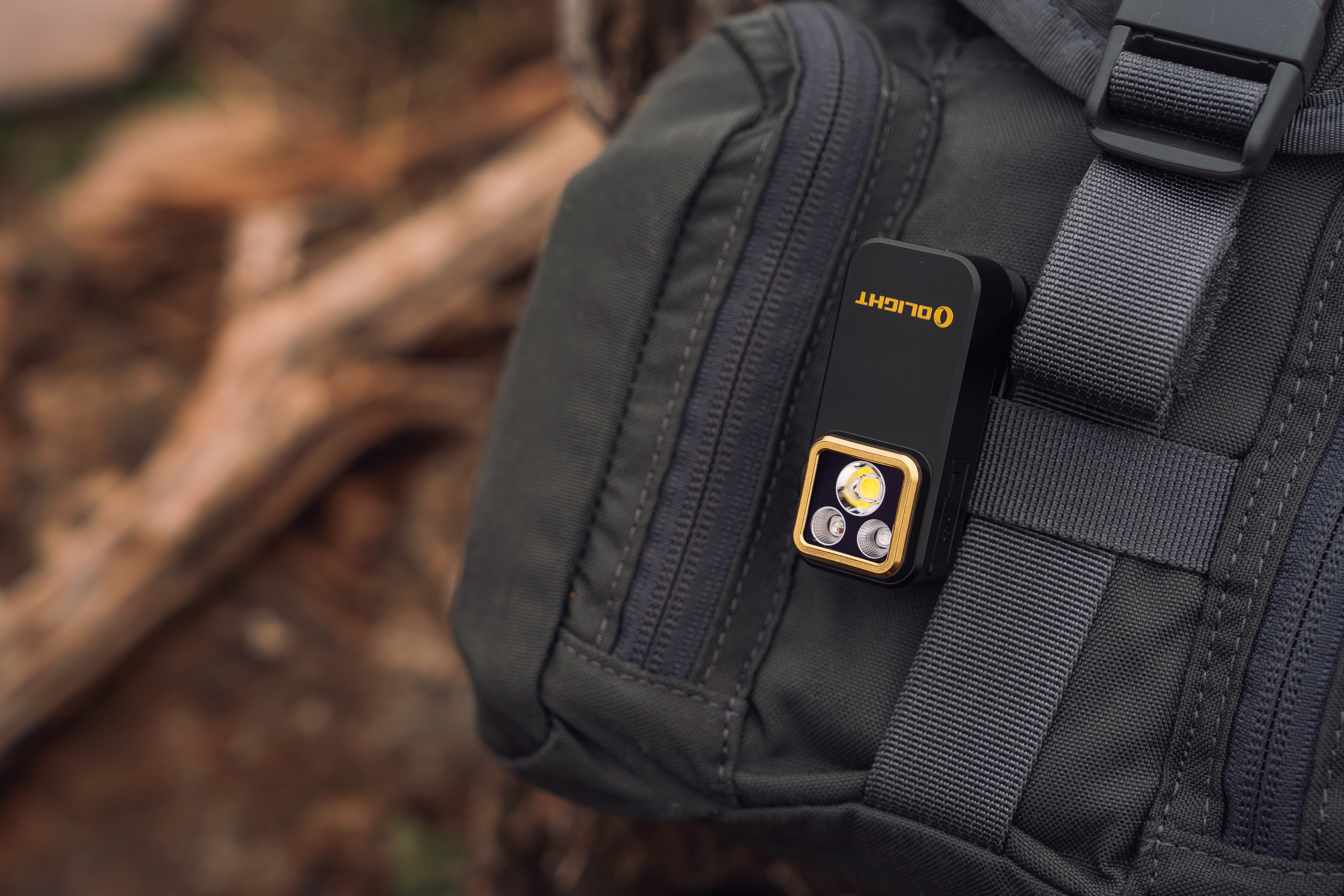 Lampe EDC &agrave; clip Olight Oclip Pro fix&eacute;e sur une bretelle de sac &agrave; doc en plein air
