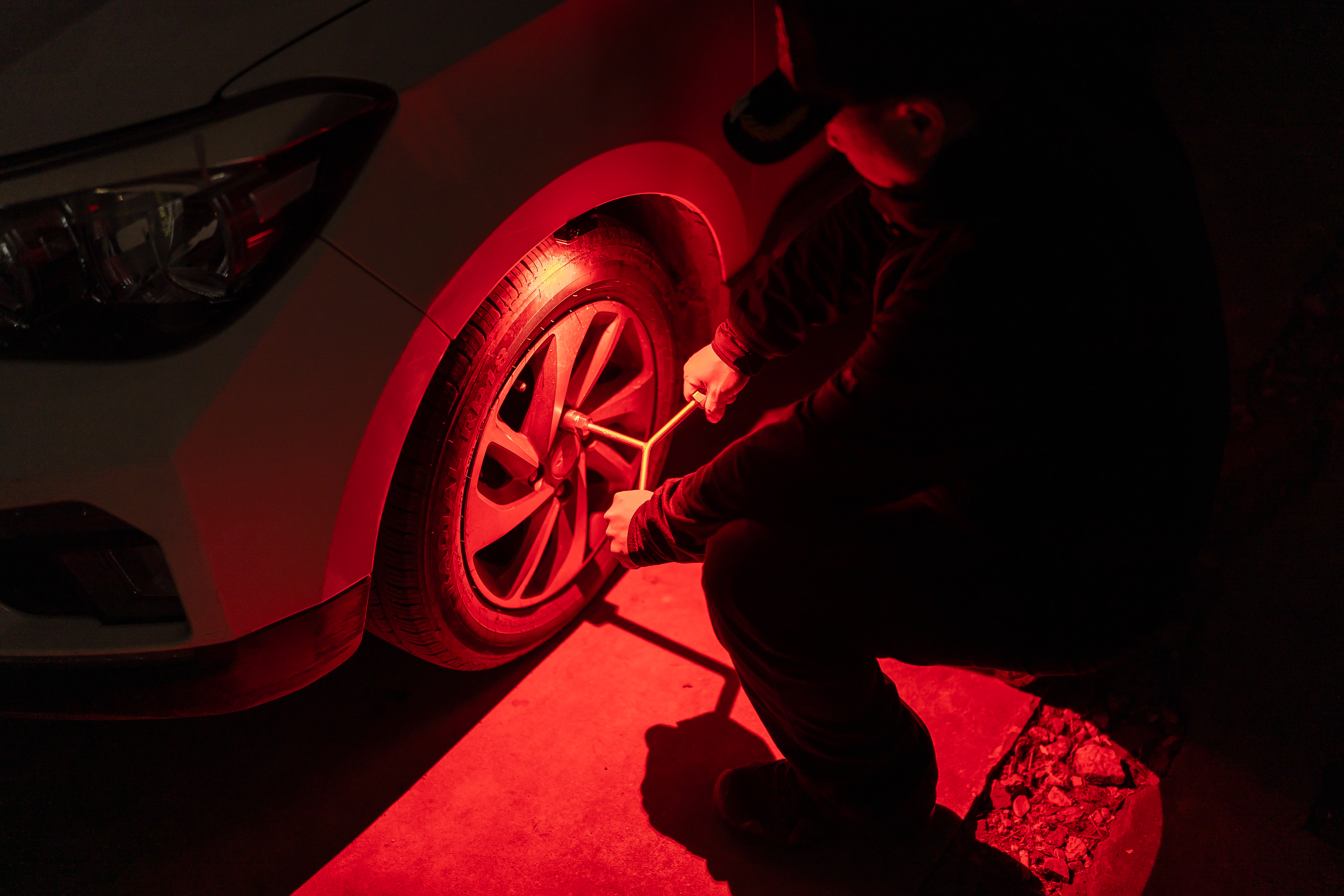 Oclip Pro S used as an emergency light for roadside repairs