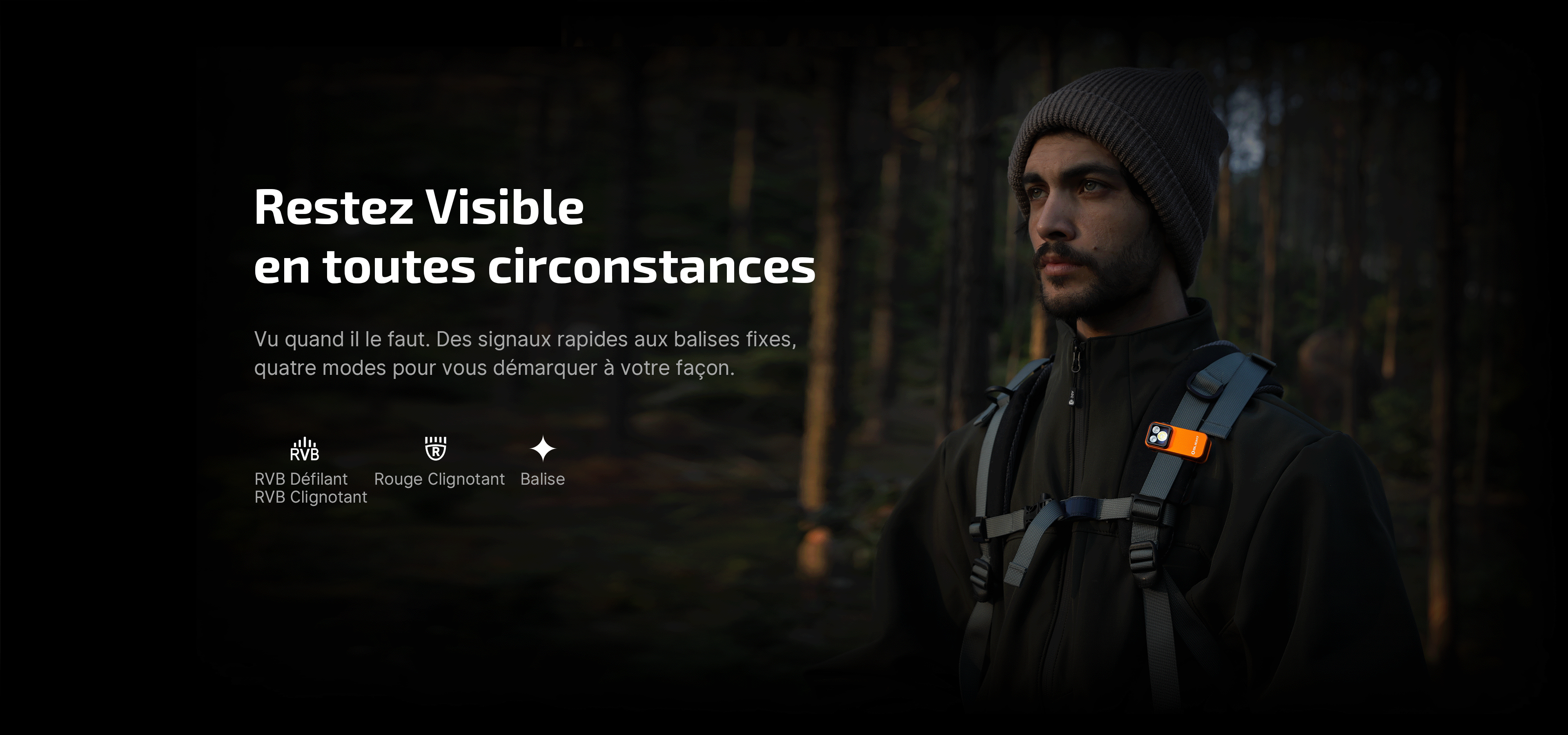 Homme en randonnée nocturne avec une lampe de signalisation orange fixée à son sac à dos pour rester visible. Modes d'éclairage RVB, clignotant et balise pour une sécurité optimale en extérieur.