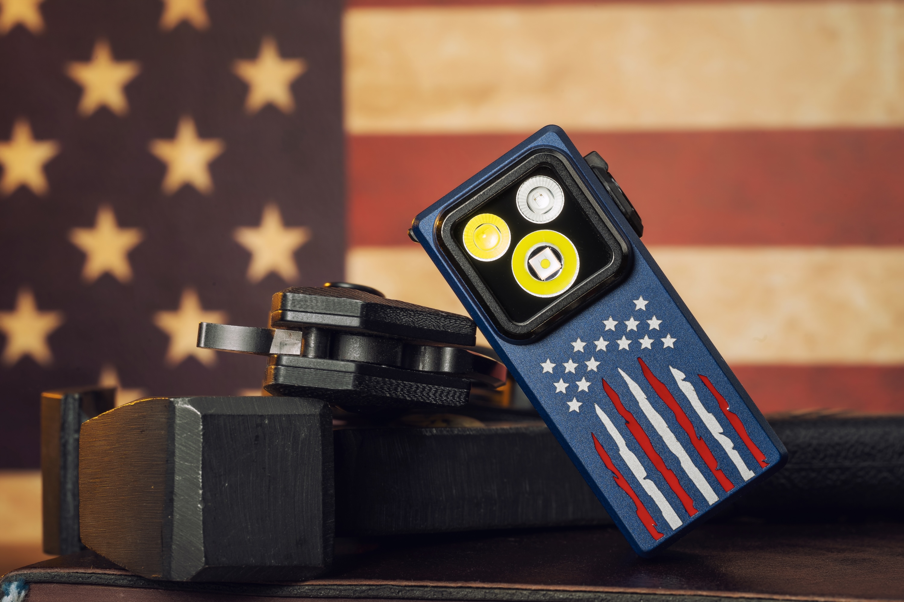 미국 국기 디자인의 파란색 EDC 손전등과 전술 나이프