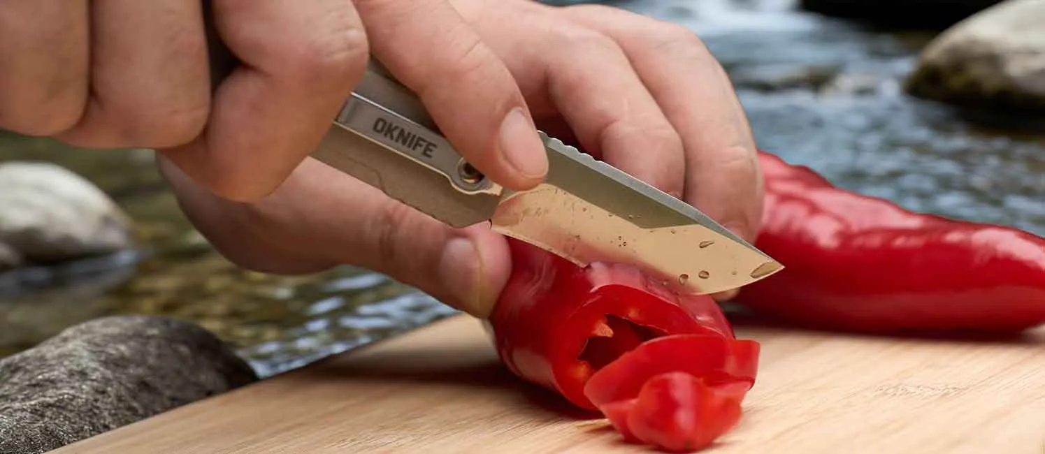 Utilisation d'un couteau pliant en plein air pour la pr&eacute;paration d'aliments
