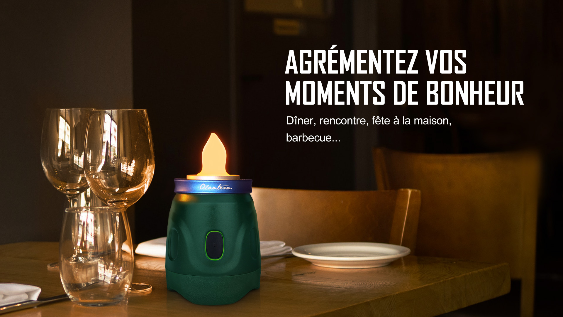 Lanterne LED d'ambiance Olight Olantern avec lumi&egrave;re effet flamme sur une table
