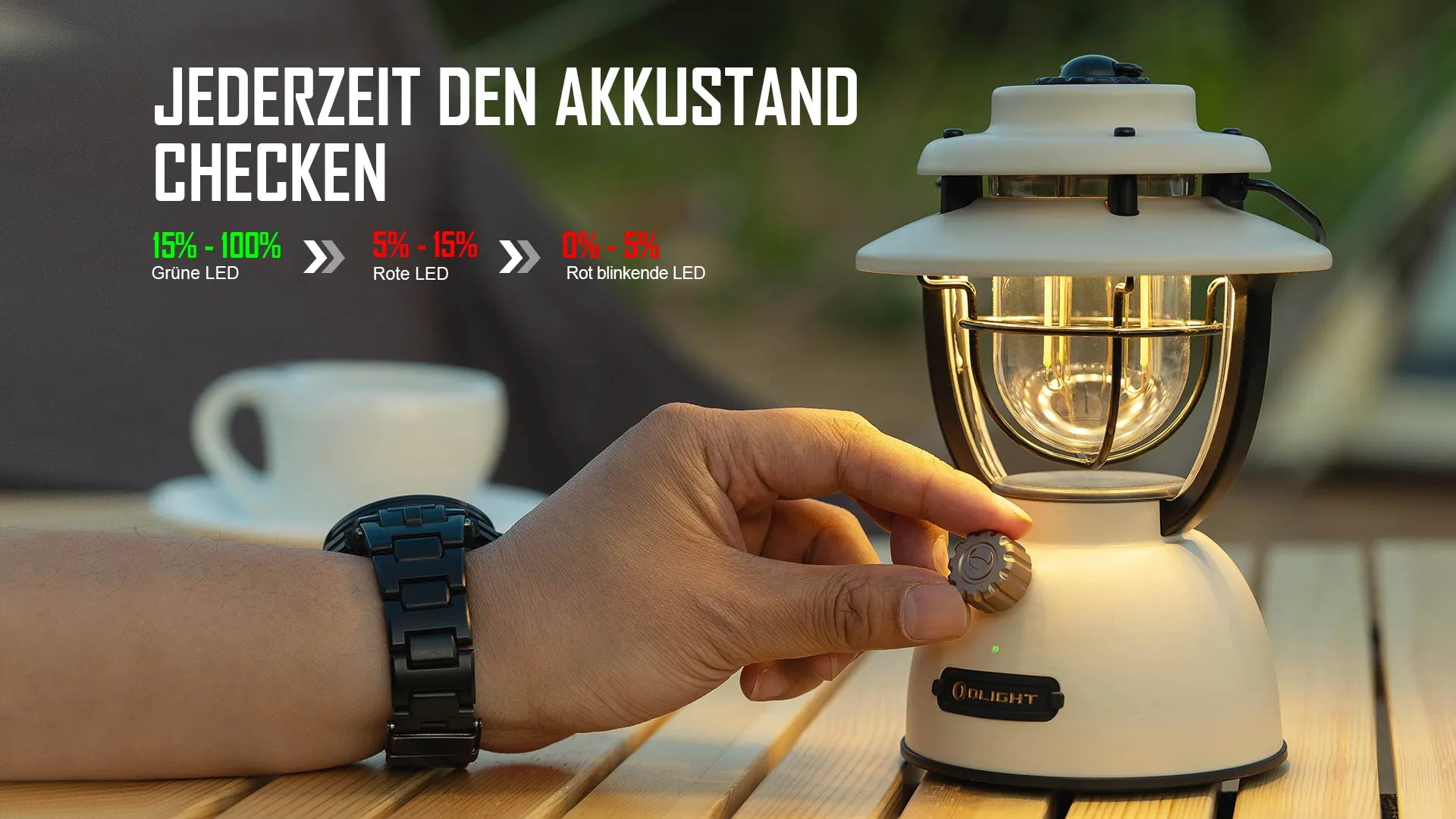 Olight Campinglampe im Vintage-Stil auf Holztisch, Hand reguliert Helligkeit. Akkuanzeige mit grüner/roter LED zeigt Batteriestatus an. Ideal für Outdoor und Camping.