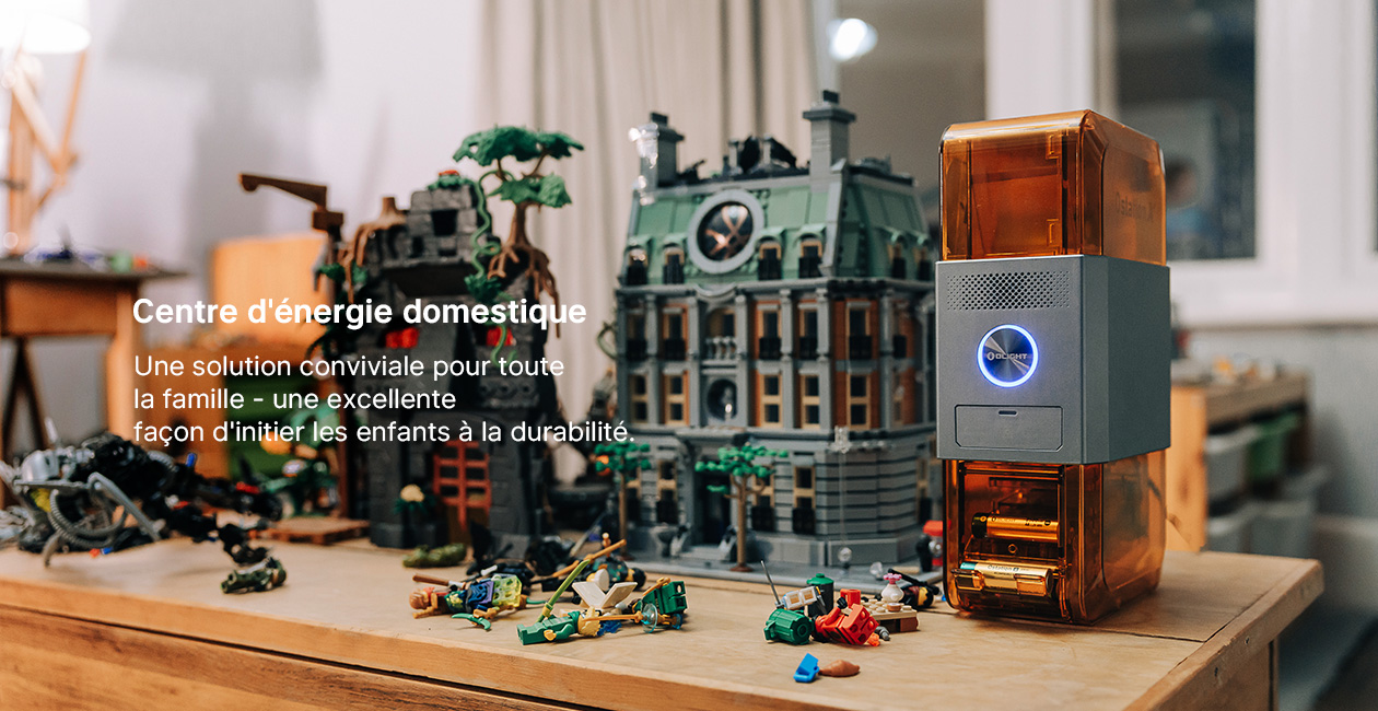 Olight Ostation, centre d'énergie domestique convivial pour la famille, avec batteries rechargeables, au milieu de jeux LEGO, favorisant la durabilité.