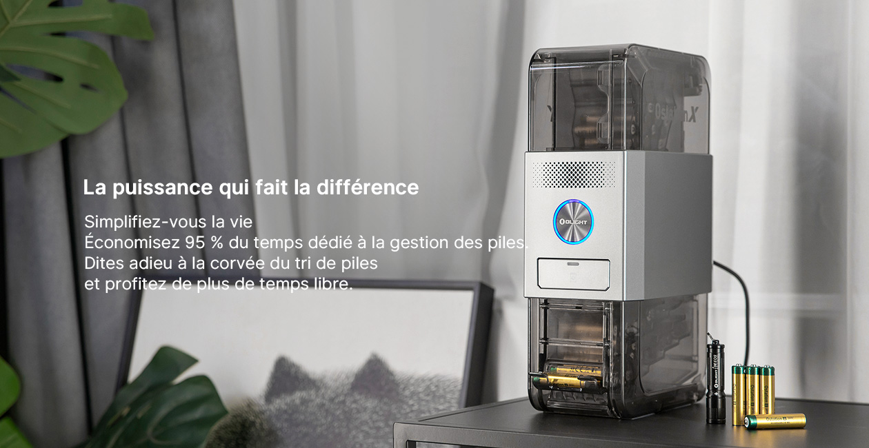 Olight O'StoreX, organiseur de piles intelligent et solution de gestion de batteries. Gagnez du temps et simplifiez le tri de vos piles avec cet appareil moderne. Des piles et une lampe sont posées à côté.