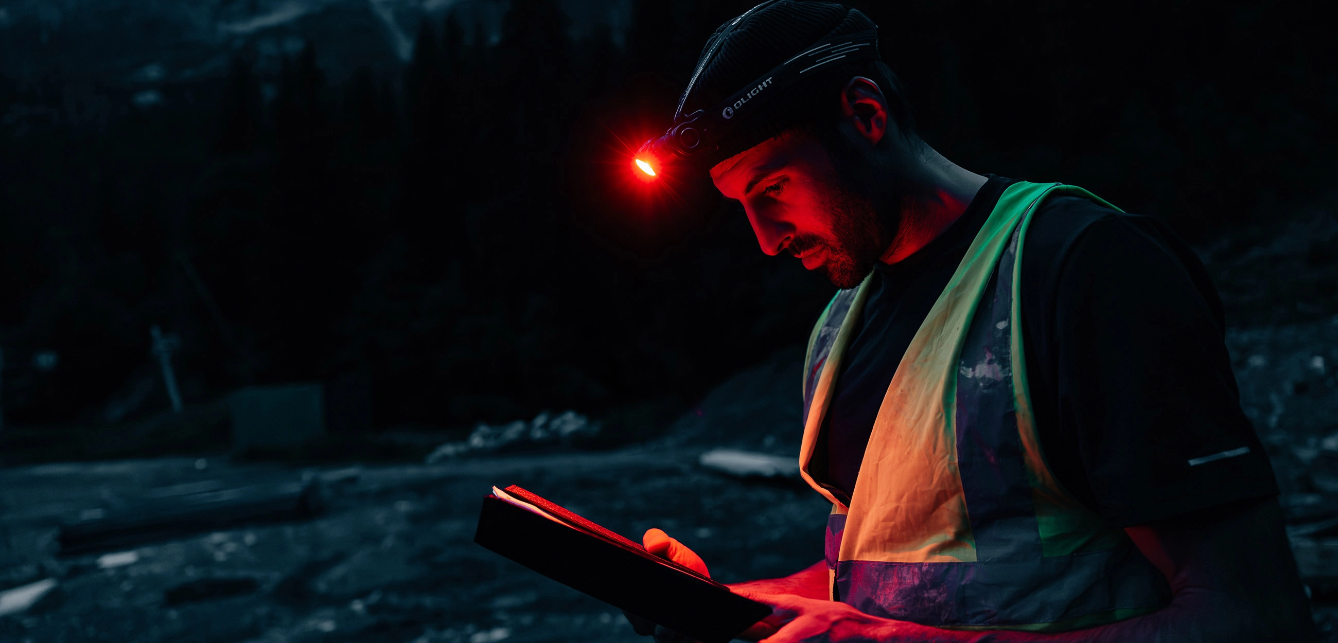 Utilisation de la lumière rouge sur la lampe frontale Olight Perun 3 pour la lecture nocturne et la sécurité.