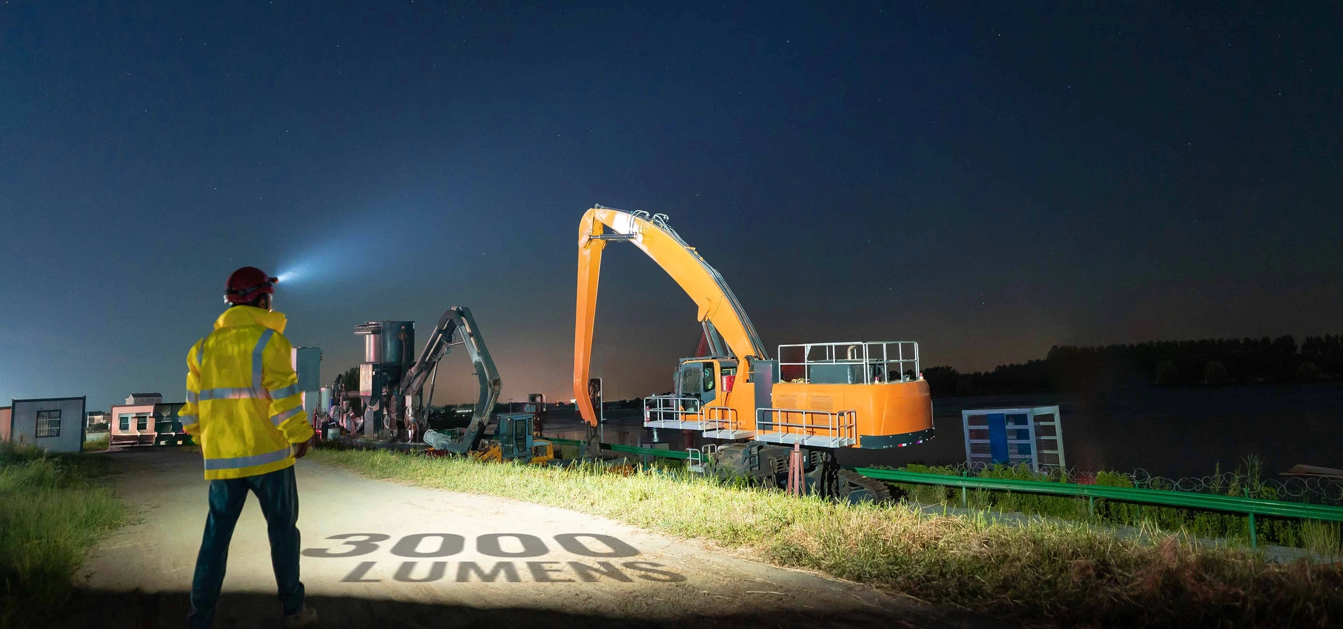 Bauarbeiter mit LED-Stirnlampe mit 3000 Lumen