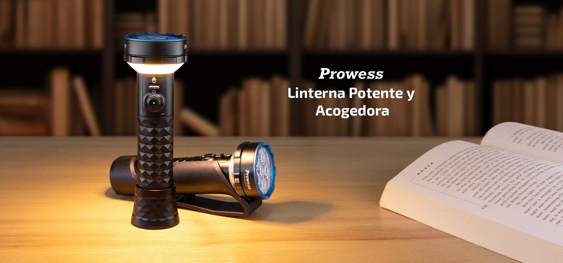 Linterna potente y acogedora Olight Prowess con luz c&aacute;lida sobre una mesa de madera junto a un libro abierto
