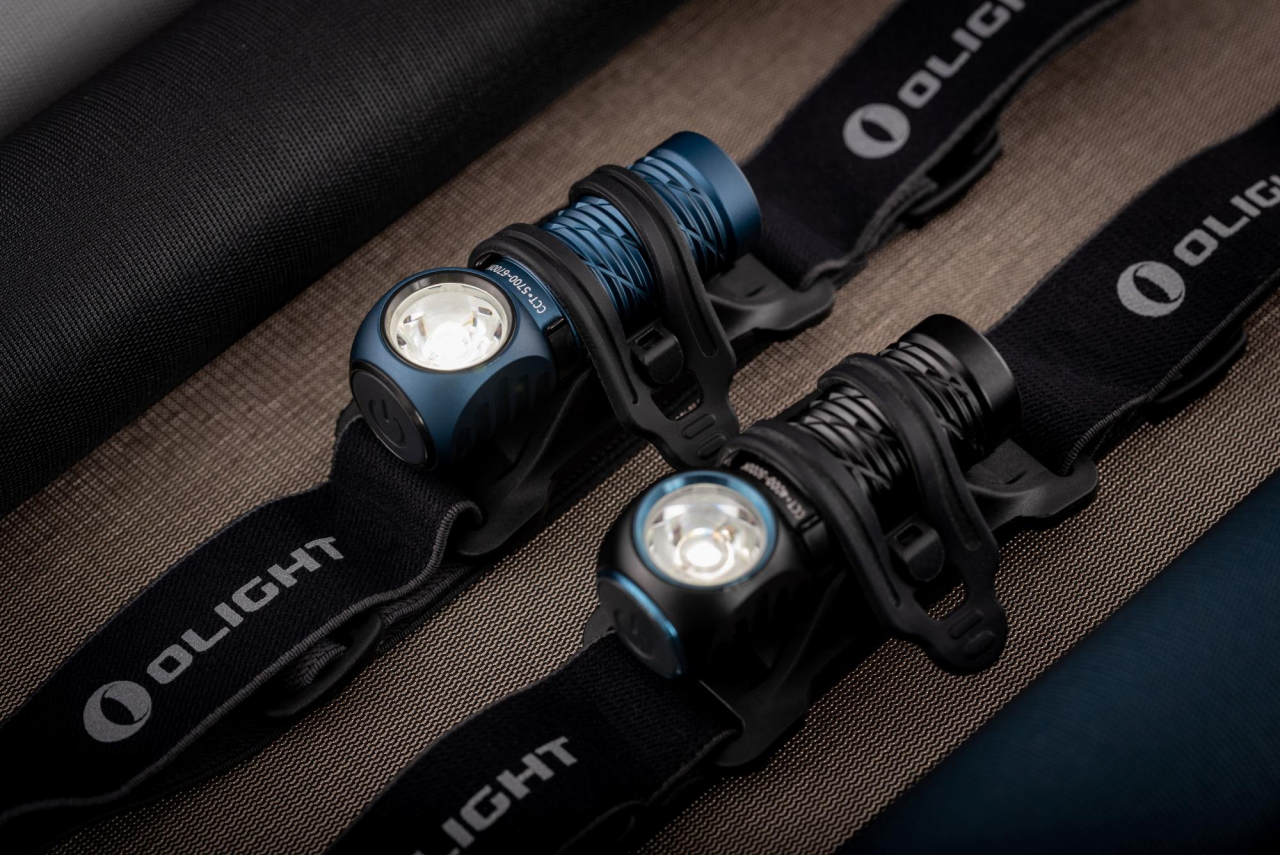 Lampe frontale LED Olight compacte et puissante en bleu et noir, id&eacute;ale pour la randonn&eacute;e, le camping et les activit&eacute;s de plein air. &Eacute;clairage haute performance avec bandeau r&eacute;glable pour un usage mains libres efficace.
