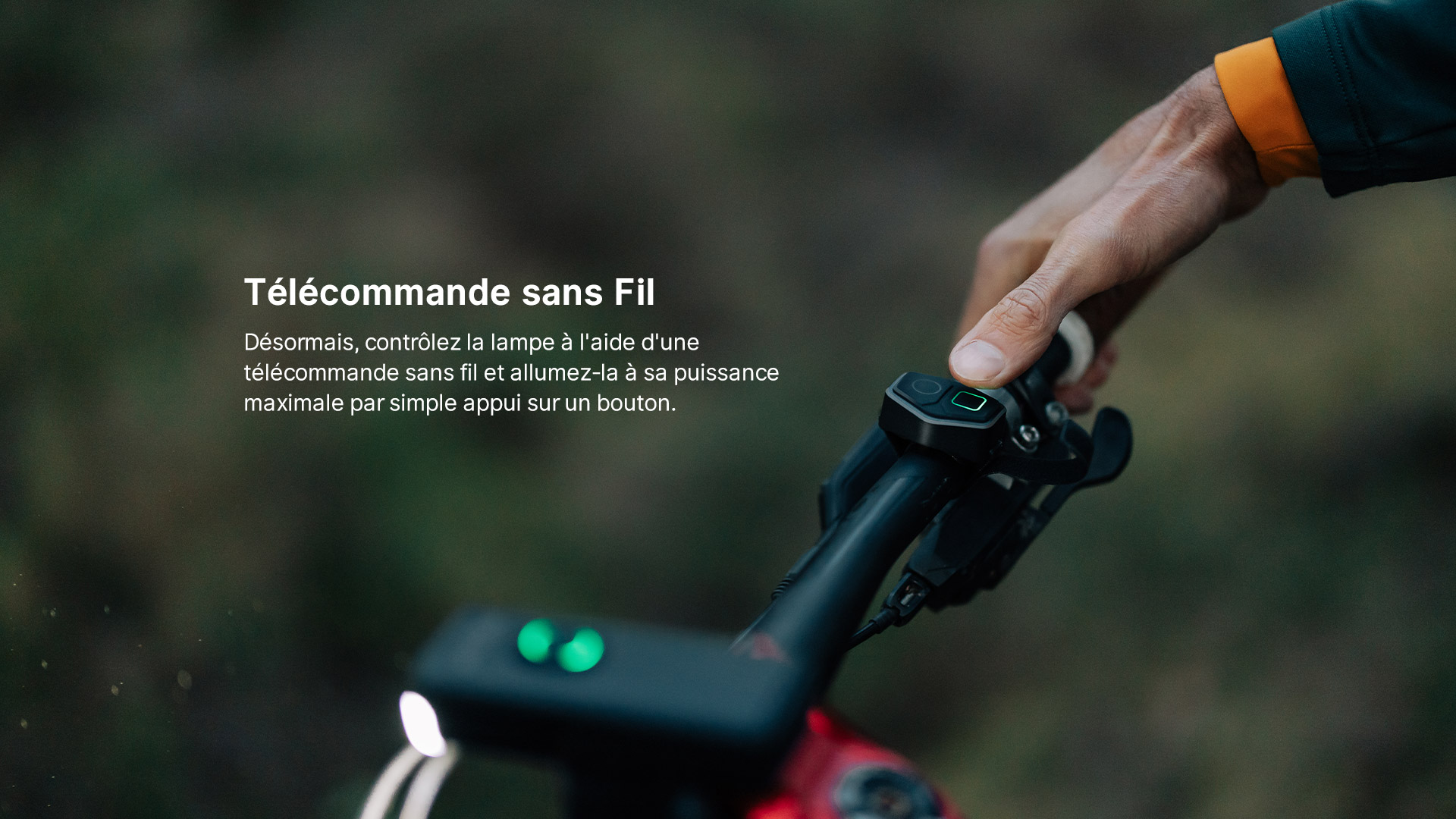 Télécommande sans fil pour lampe de vélo Olight RN 2000 fixée sur le guidon.