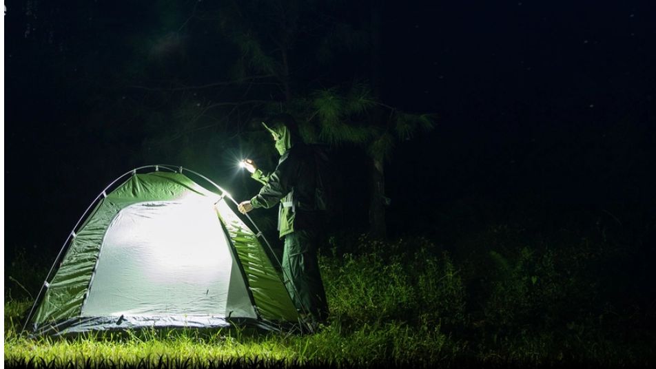 Verwenden Sie eine Taschenlampe, um nachts im Freien für Licht zu sorgen