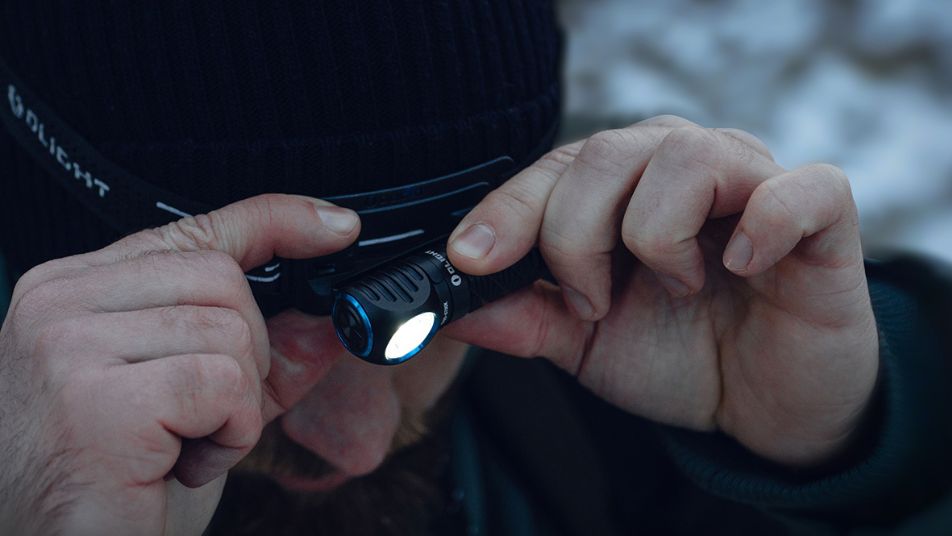 Mann verwendet den Olight Perun 3 Mini/Kit Multifunktionslampe