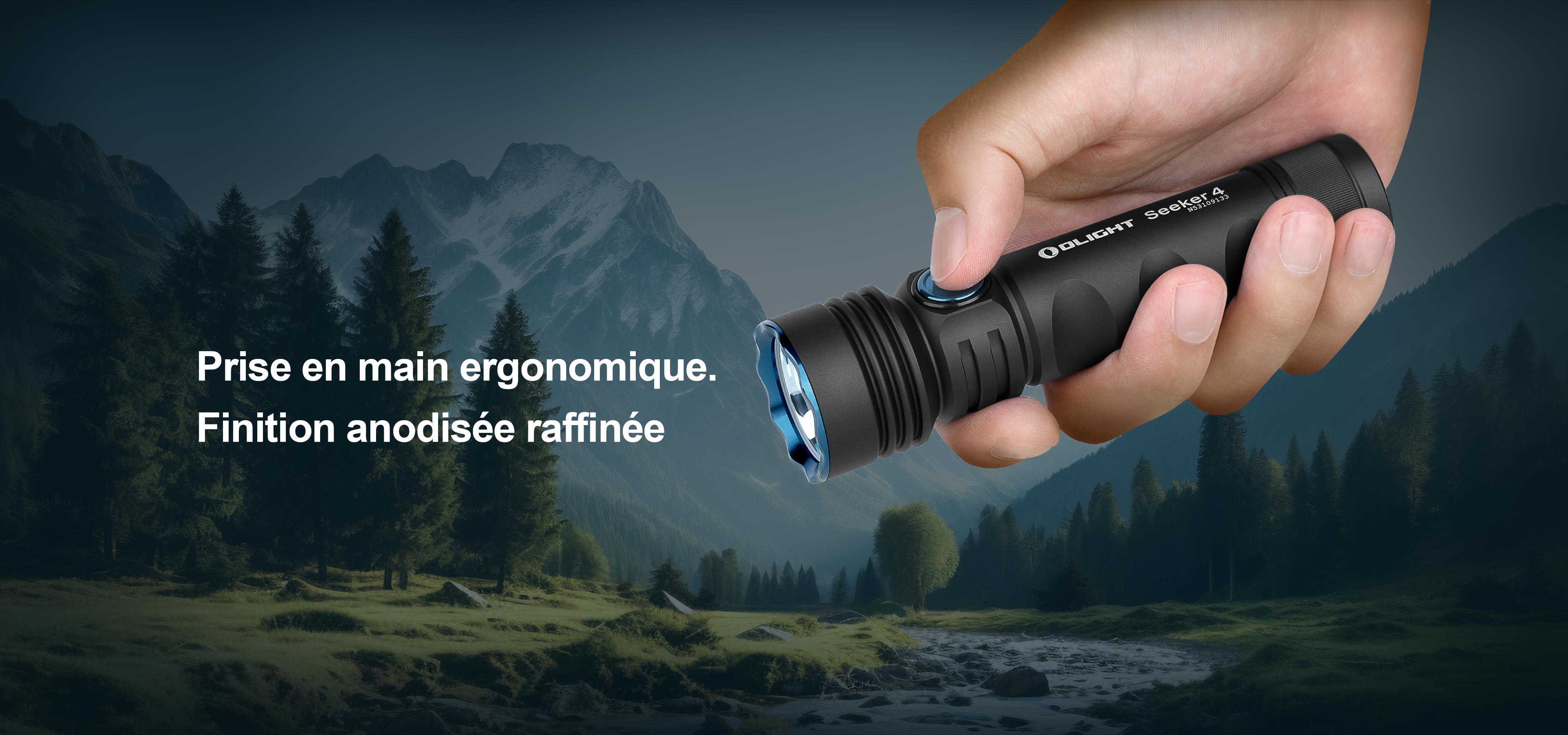 Lampe torche puissante Olight Seeker 4 Pro tenue en main lors d'une sortie outdoor nocturne