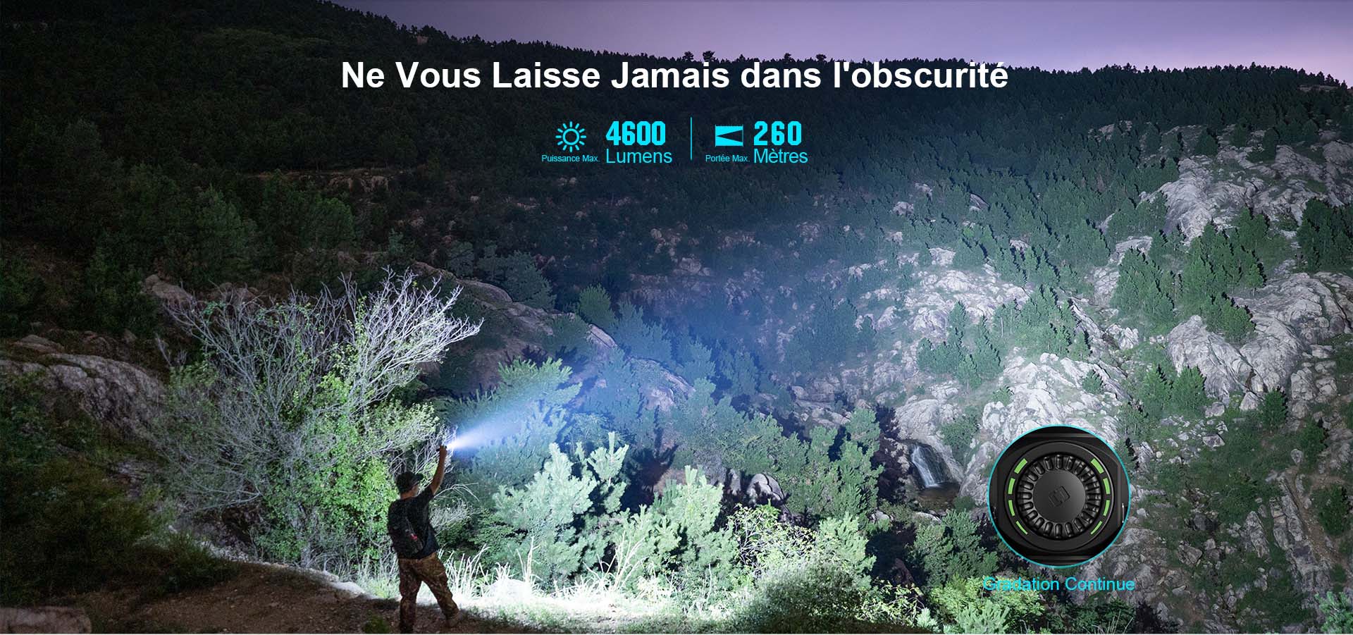 Starke LED-Taschenlampe mit 4600 Lumen im Wald