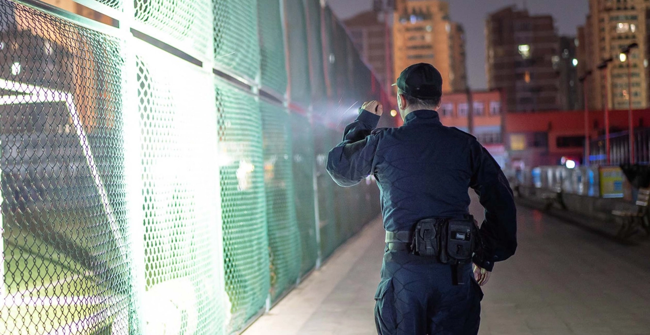 Wachdienst patrouilliert nachts am Zaun