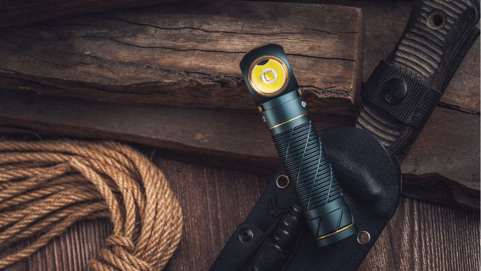 Olight Perun 2 Mini Multifunktionslampe auf Holzbrett
