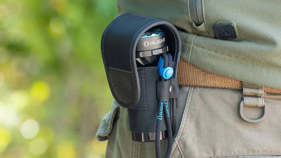 Eine Taschenlampe hängt an der Taille