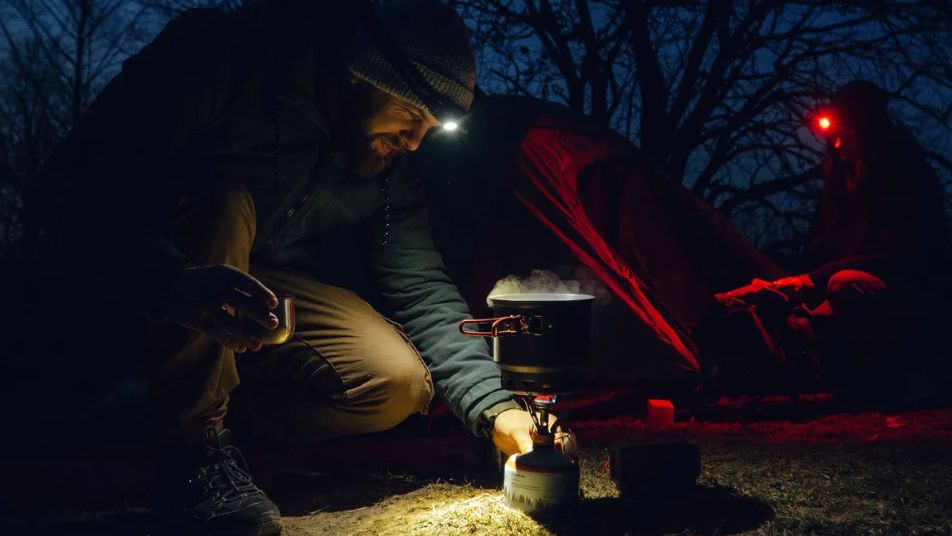 Kochen im Freien mit einer Stirnlampe