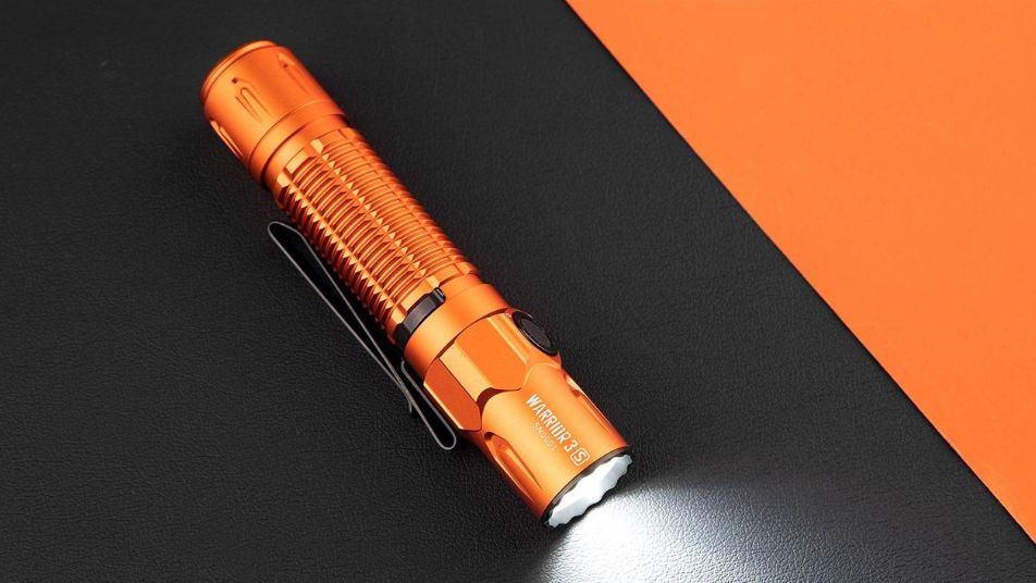 Taktische Taschenlampe auf dem Tisch