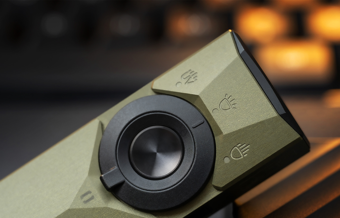 Lampe de poche tactique EDC avec finition vert olive, dot&eacute;e d'un s&eacute;lecteur de mode circulaire et d'ic&ocirc;nes pour lumi&egrave;re LED et UV. &Eacute;quipement de pr&eacute;cision pour le plein air et la s&eacute;curit&eacute;.