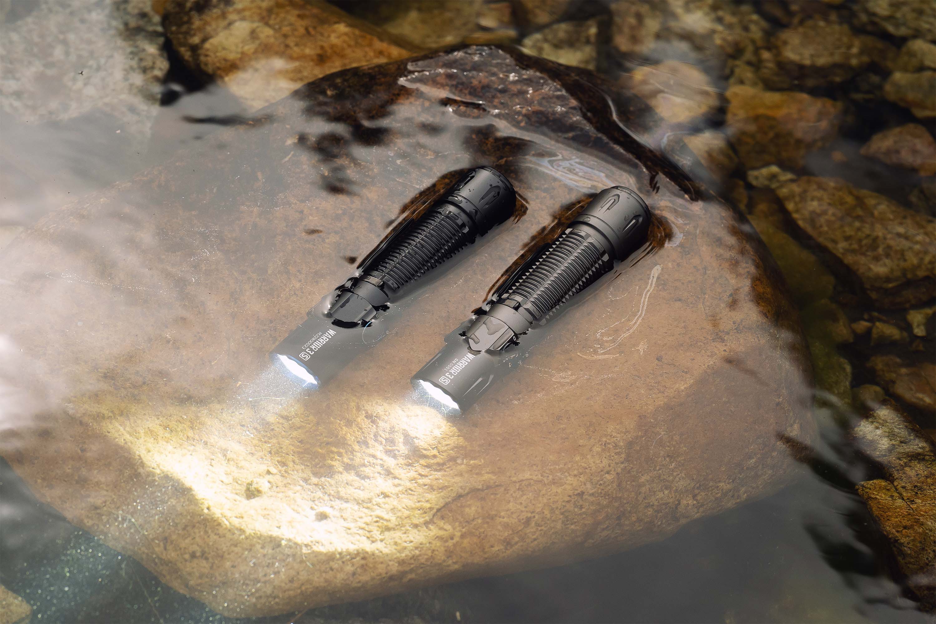 水中を照らす強力な光を放つ2本の頑丈な懐中電灯