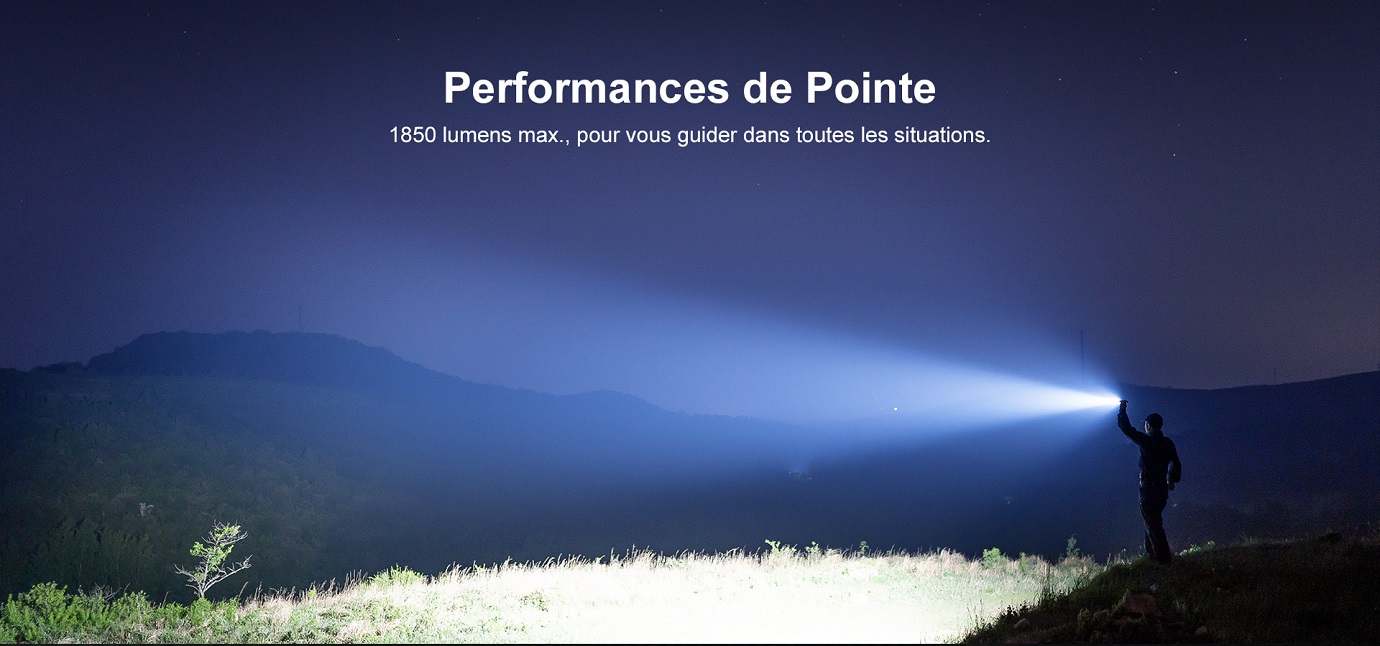 Lampe torche puissante de 1850 lumens &eacute;clairant une montagne la nuit.