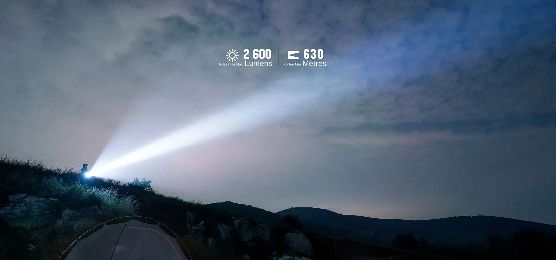 Lampe torche puissante projetant un faisceau lumineux de 2600 lumens jusqu'&agrave; 630 m&egrave;tres en pleine nature