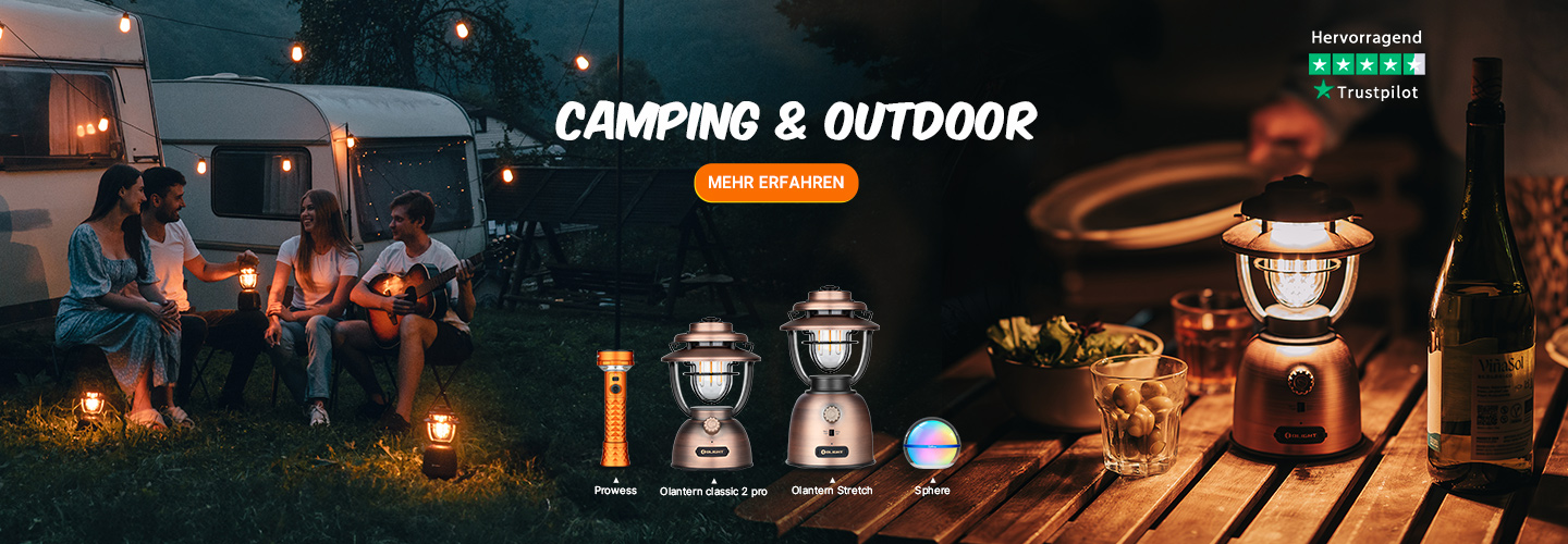 Camping & Outdoor Szene bei Nacht: Freunde entspannen gemütlich am Wohnwagen, beleuchtet von Olight Campinglaternen und Lichtern. Ideal für Abenteuer.